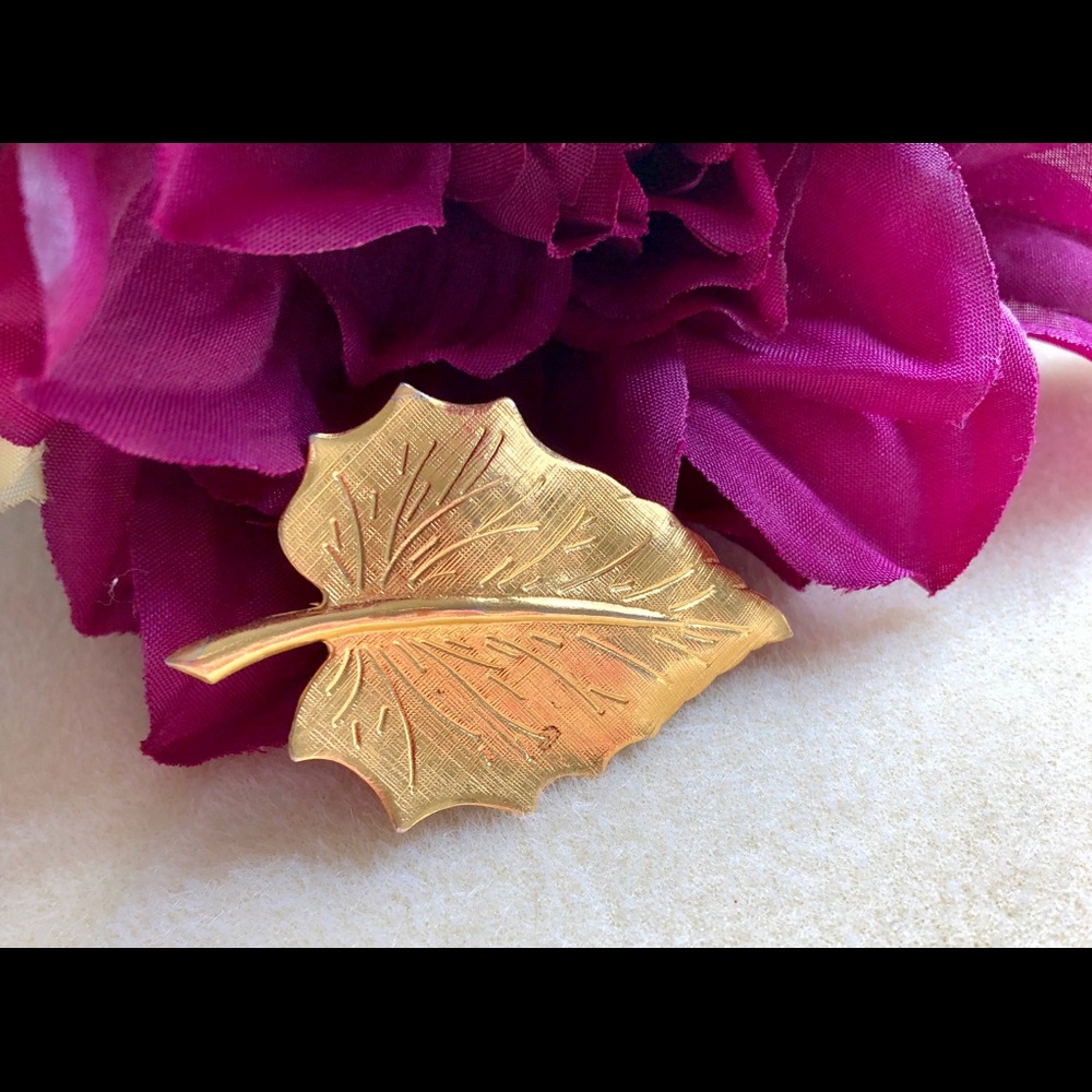 Leaf Brooch VINTAGE 🍂